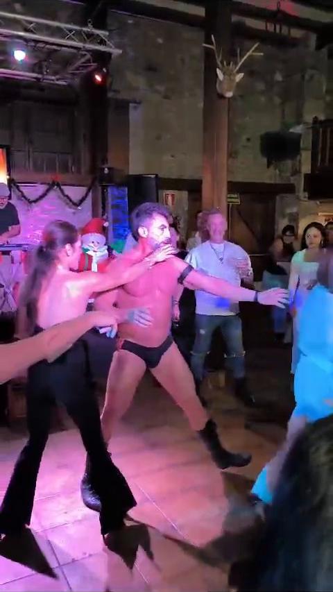 Momento de acrobacia con una asistente en mitad del show.
